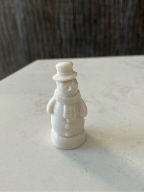 Vintage Wade Whimsies Red Rose Tea Ceramic White Snowman Figurine 1.75” Tall